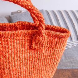 ケニアの手織りかごバッグ｜自然素材のサイザルバッグ。ピクニックや散歩のハンドバッグに［Sサイズ ベーシック オレンジ］ 4枚目の画像