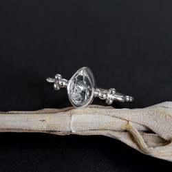 ～結晶を指に飾る～　ハーキマーダイヤモンド（クォーツ）の粒飾りリング　13号　天然石アクセサリー　一点物 1枚目の画像