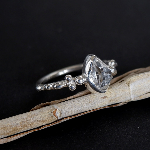 ～結晶を指に飾る～　ハーキマーダイヤモンド（クォーツ）の粒飾りリング　13号　天然石アクセサリー　一点物 2枚目の画像