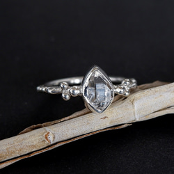～結晶を指に飾る～　ハーキマーダイヤモンド（クォーツ）の粒飾りリング　13号　天然石アクセサリー　一点物 3枚目の画像
