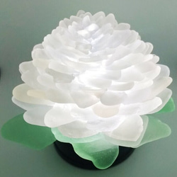 【オーダー】シーグラスのお花のランプシェード ホワイト×ライトグリーン 翡翠（ひすい）大 ギフトラッピング対応【海灯花】 1枚目の画像