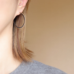 【14kgf】黒フープピアス インナーブラック 4枚目の画像