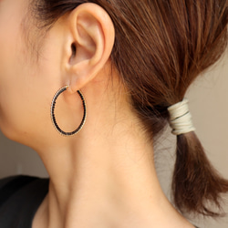 GARNI フープピアス 黒　左右 Crockery Pierce - BLACK | GARNI ONLINE STORE