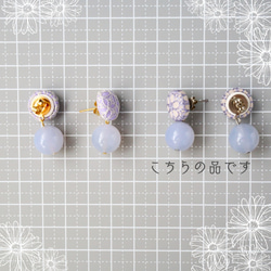 【 天然石 ピアス 】可愛い ベージュ お花の刺し子のくるみボタン と ブルーカルセドニー 3枚目の画像