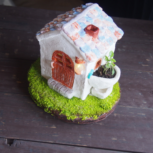 伊豆石で作った森の家をイメージしたランプシェードです。 陶土ランプシェード『植物の育つ家』（Lh002）は窯元やす波窯の石塑
