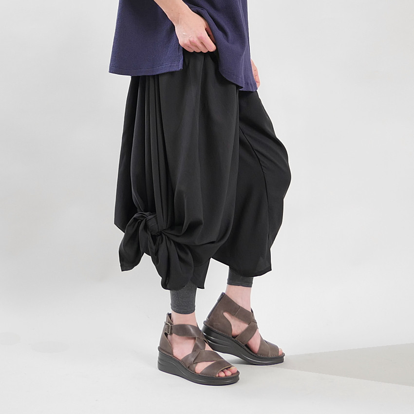 再販＊メルマガ掲載＊結んでアレンジ＊コーデの幅が広がる＊さらっと素材＊ゆったりフレアデザインパンツ＊ブラック