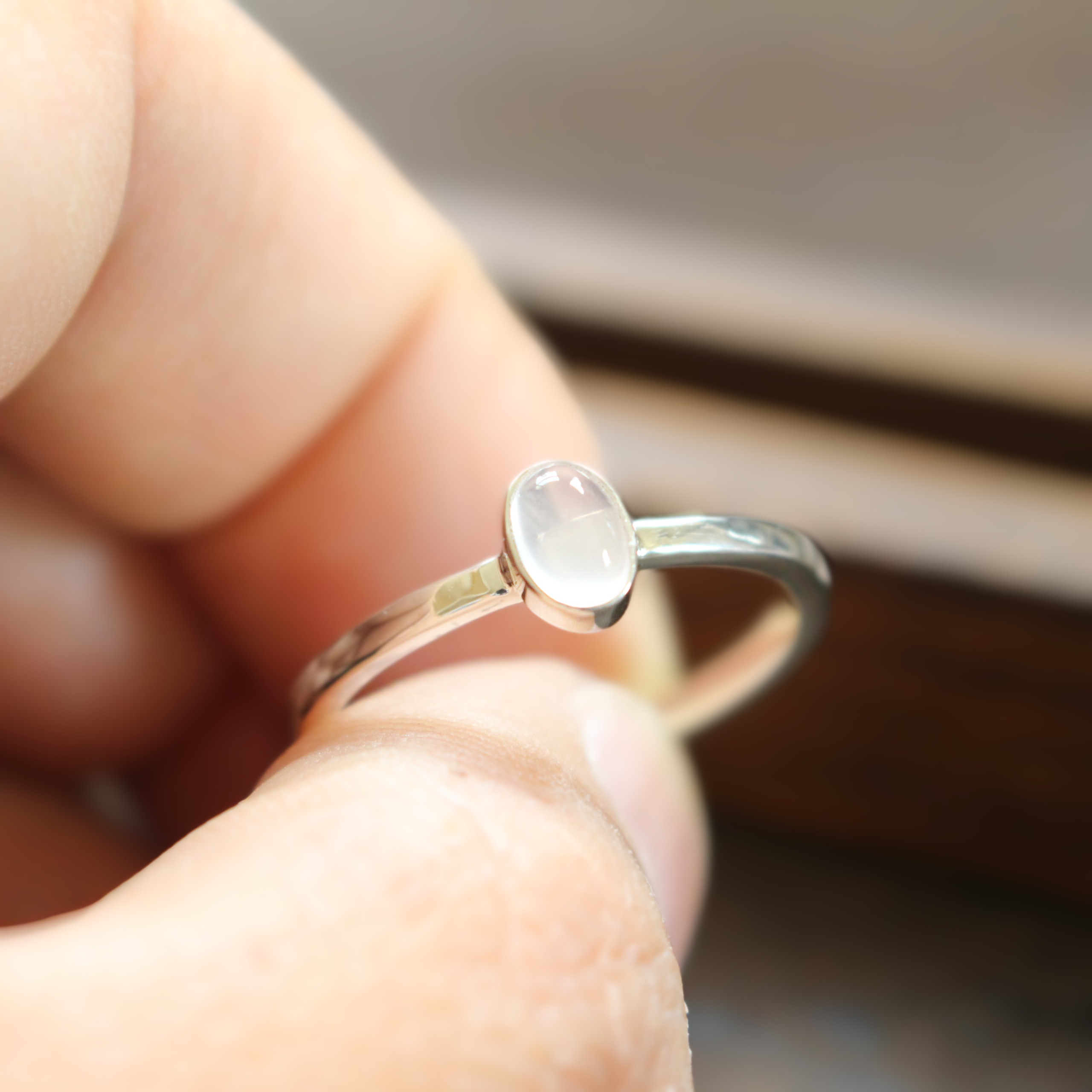【ローズクォーツのの指輪】オーバルカボション 重ね付けも楽しめるシンプルシルバーリング