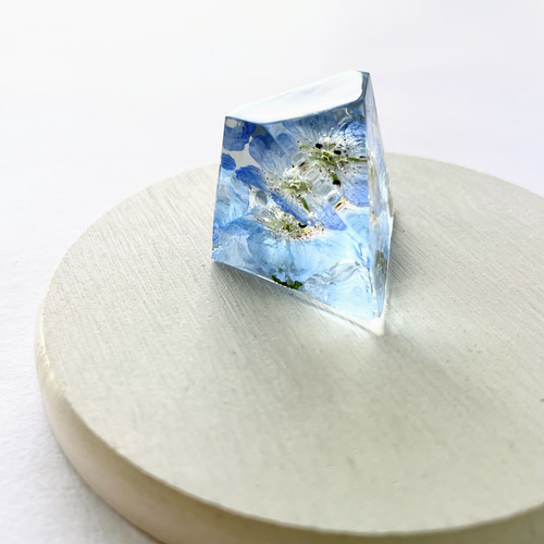 美品✨レオナール　トリム　フラワー　ネイビー　宝石 特集掲載】ネモフィラの鉱石オブジェ / レジン / ドライフラワー