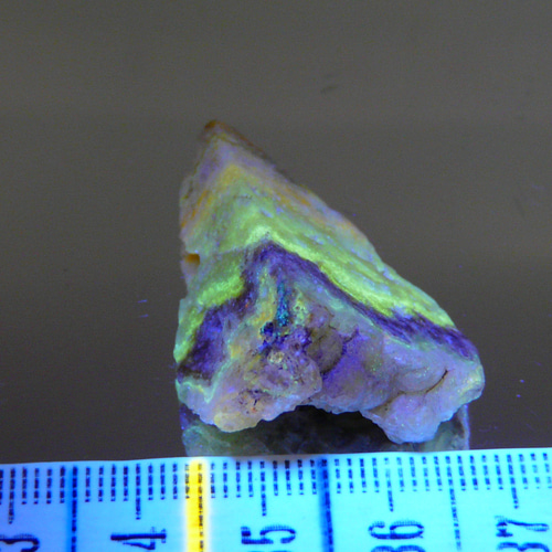 30303-18 北海道産出 ☆蛍光☆ (@_@) 磨き オパール原石 天然石 GEO
