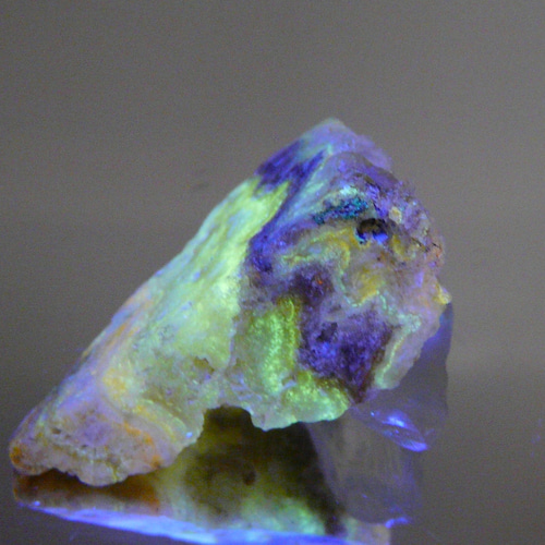 30303-18 北海道産出 ☆蛍光☆ (@_@) 磨き オパール原石 天然石 GEO