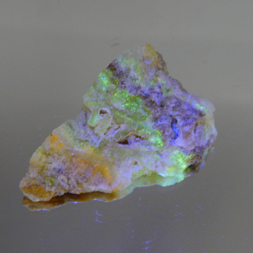 30303-18 北海道産出 ☆蛍光☆ (@_@) 磨き オパール原石 天然石 GEO