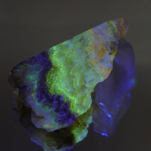 30303-18 北海道産出 ☆蛍光☆ (@_@) 磨き オパール原石 天然石 GEO