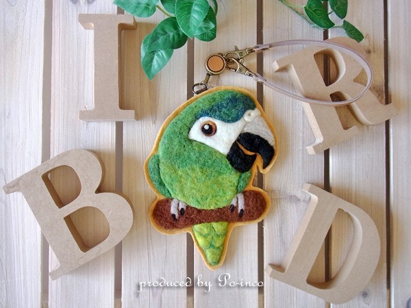 ＊受注制作(羽色変更可能)＊　リール付きパスケース・ICカードケース / コミドリコンゴウインコ