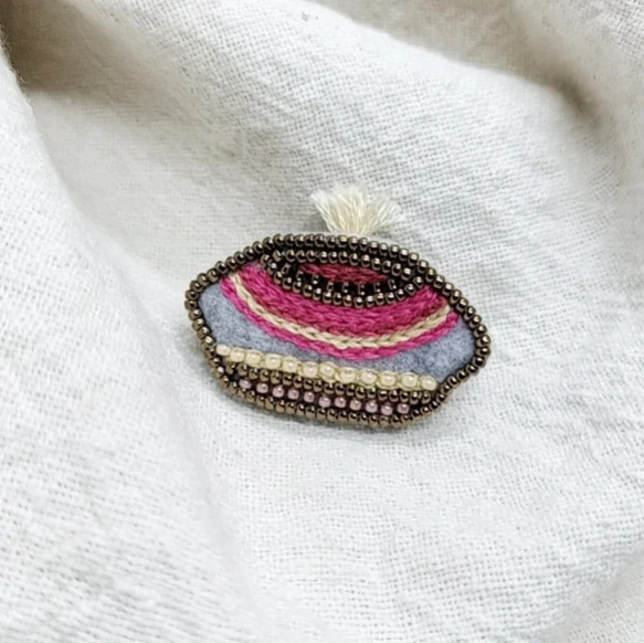 ベレー帽＊ビーズ刺繍ブローチ【C-2321】 5枚目の画像