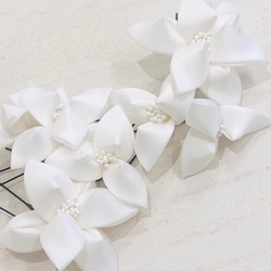 シルクの白ユリ華やかＵピン7本セット・花嫁・成人式つまみ髪飾り 1枚目の画像