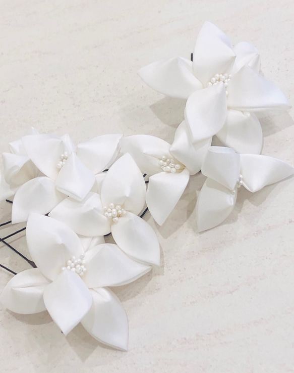シルクの白ユリ華やかＵピン7本セット・花嫁・成人式つまみ髪飾り 1枚目の画像