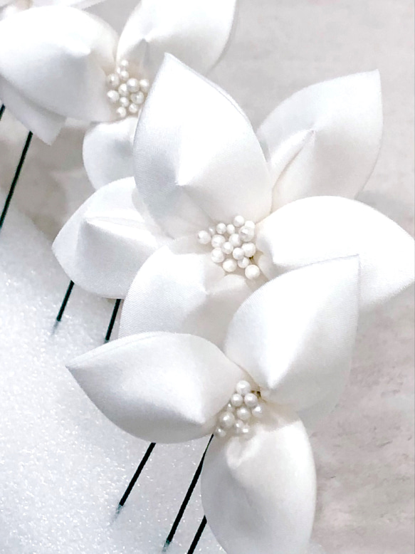 シルクの白ユリ華やかＵピン7本セット・花嫁・成人式つまみ髪飾り 2枚目の画像