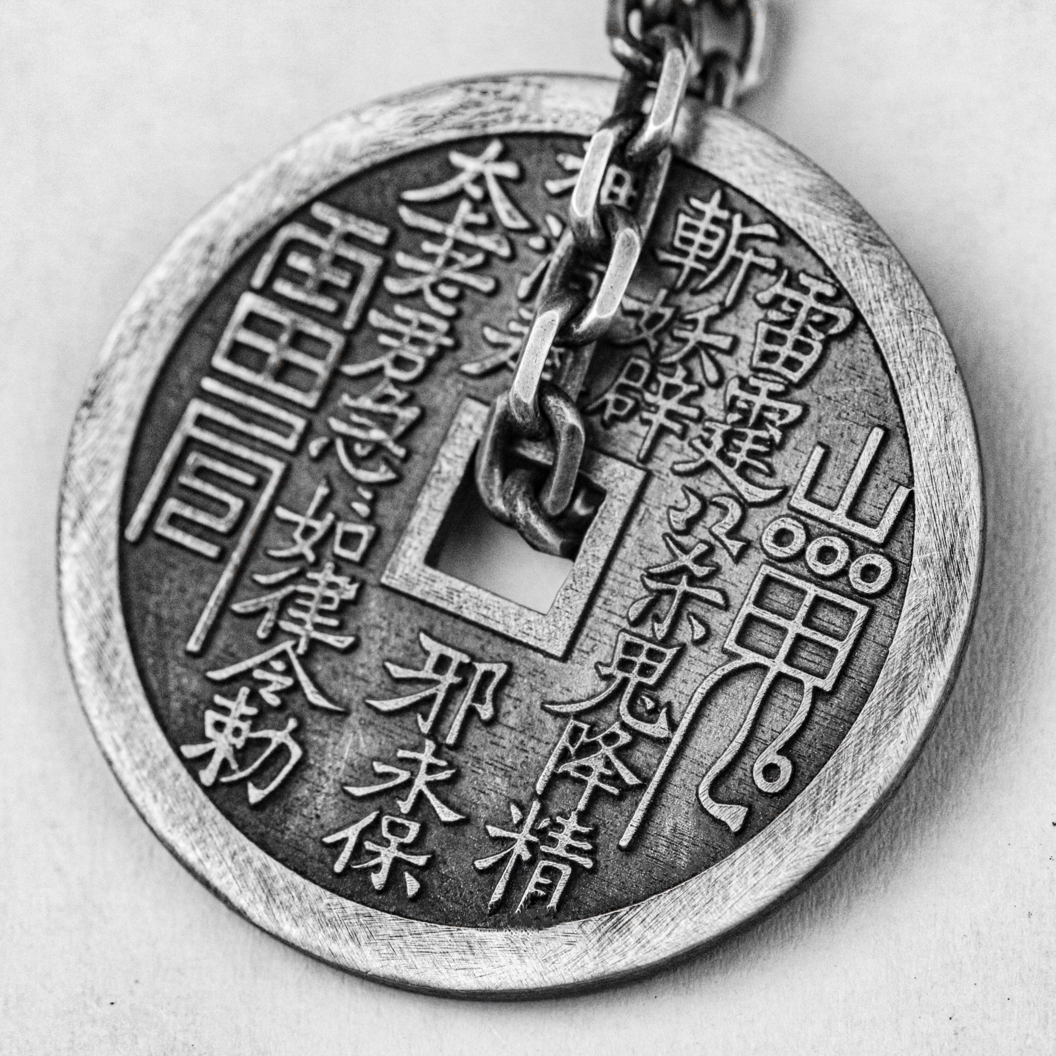 ゴーストコインシルバーペンダント-マスコット仏教ピンアンバックル-八卦西王感謝銅コイン-金属工芸-ラウンドネックレス