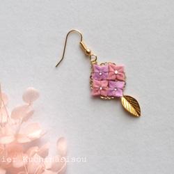 ［つまみ細工］［手染め］紫陽花と葉っぱのチャームピアス〈ピンク・紫〉 2枚目の画像