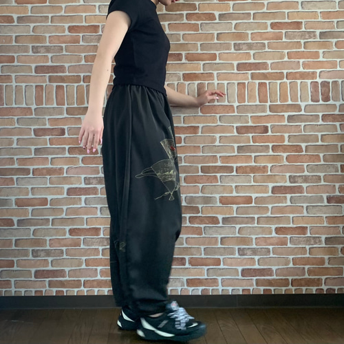 着物リメイク 扇柄チャコールグレー サルエルパンツ 正絹 着物リメイク 扇柄チャコールグレー サルエルパンツ 正絹