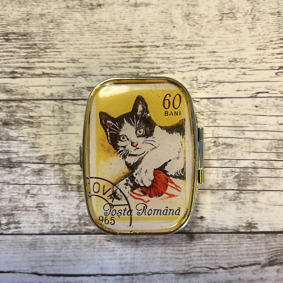 古い外国切手のピルケース　アクセサリーケース　再販（ルーマニア赤い毛糸と子猫)プレゼントにも 13枚目の画像
