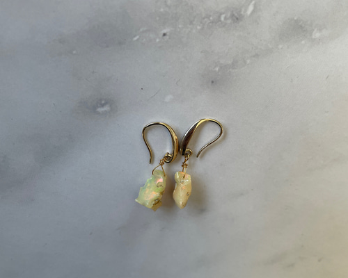 オパールのピアス《エチオピア産オパール》原石《プレシャスオパール