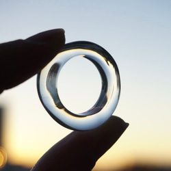 【売切】no.7 ハンドメイド　レジンリング 黒に金箔のレジンリング | iichi 日々の暮らしを心地よくする