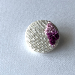 タティングレースの丸いブローチ　紫ピンクマーブル　一点物 3枚目の画像