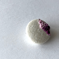 タティングレースの丸いブローチ　紫ピンクマーブル　一点物 4枚目の画像