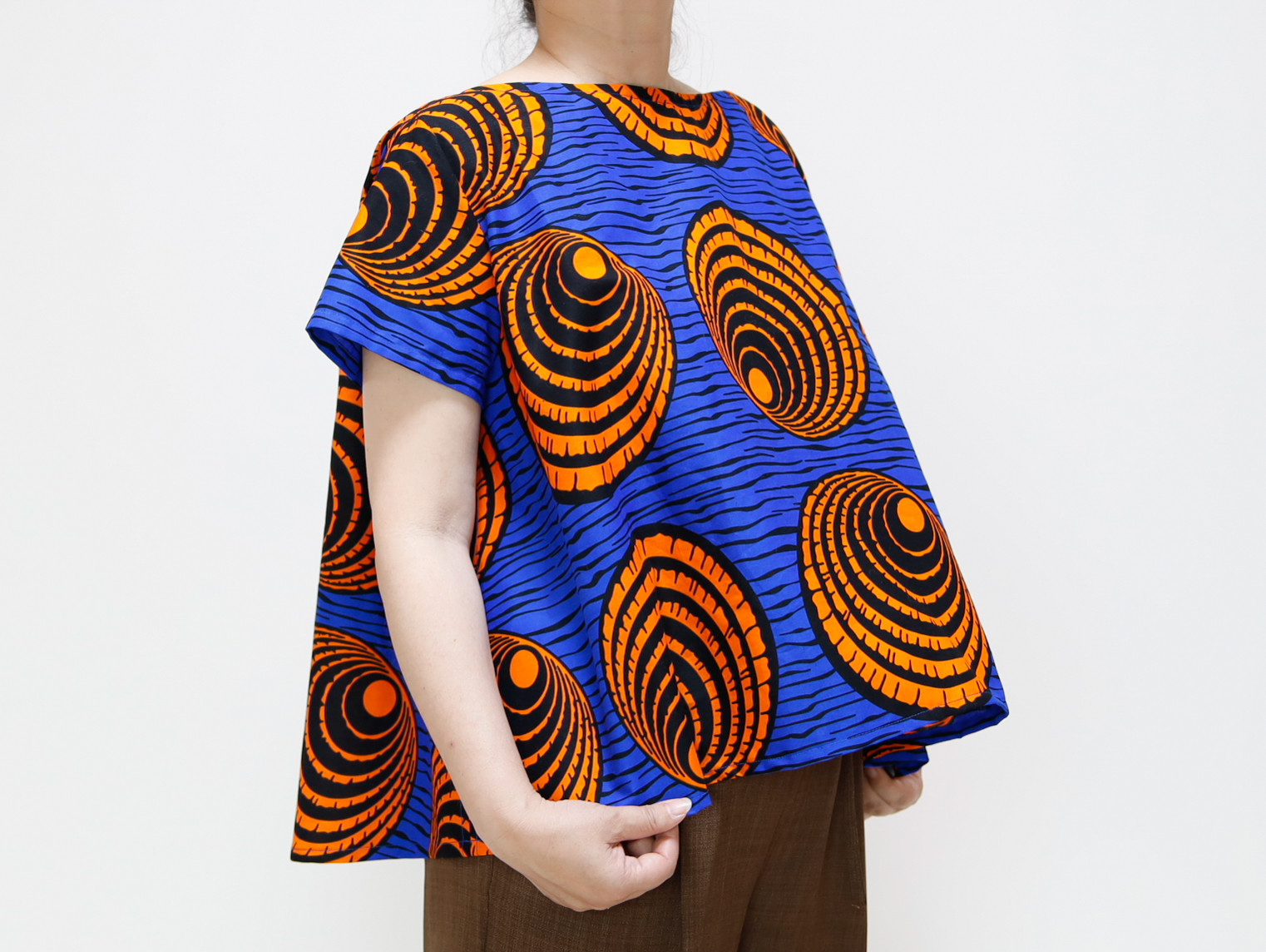 アフリカンプリント トップス ブルー系　お揃いのフレアパンツとセットアップにしても◎