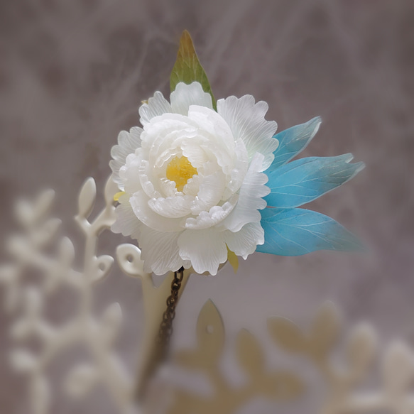 牡丹の花のヘアクリップ(白) 3枚目の画像