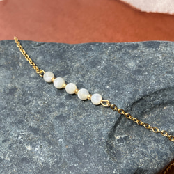 – Mother of Pearl マザーオブパール –Gemstone x Gold Chain Bracelet 4枚目の画像