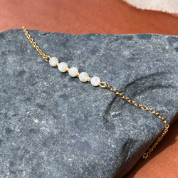 – Mother of Pearl マザーオブパール –Gemstone x Gold Chain Bracelet 3枚目の画像