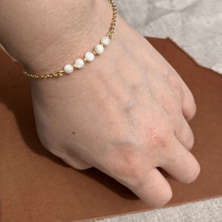 – Mother of Pearl マザーオブパール –Gemstone x Gold Chain Bracelet 6枚目の画像