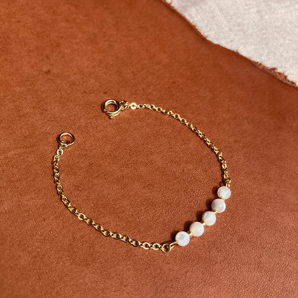 – Mother of Pearl マザーオブパール –Gemstone x Gold Chain Bracelet 2枚目の画像