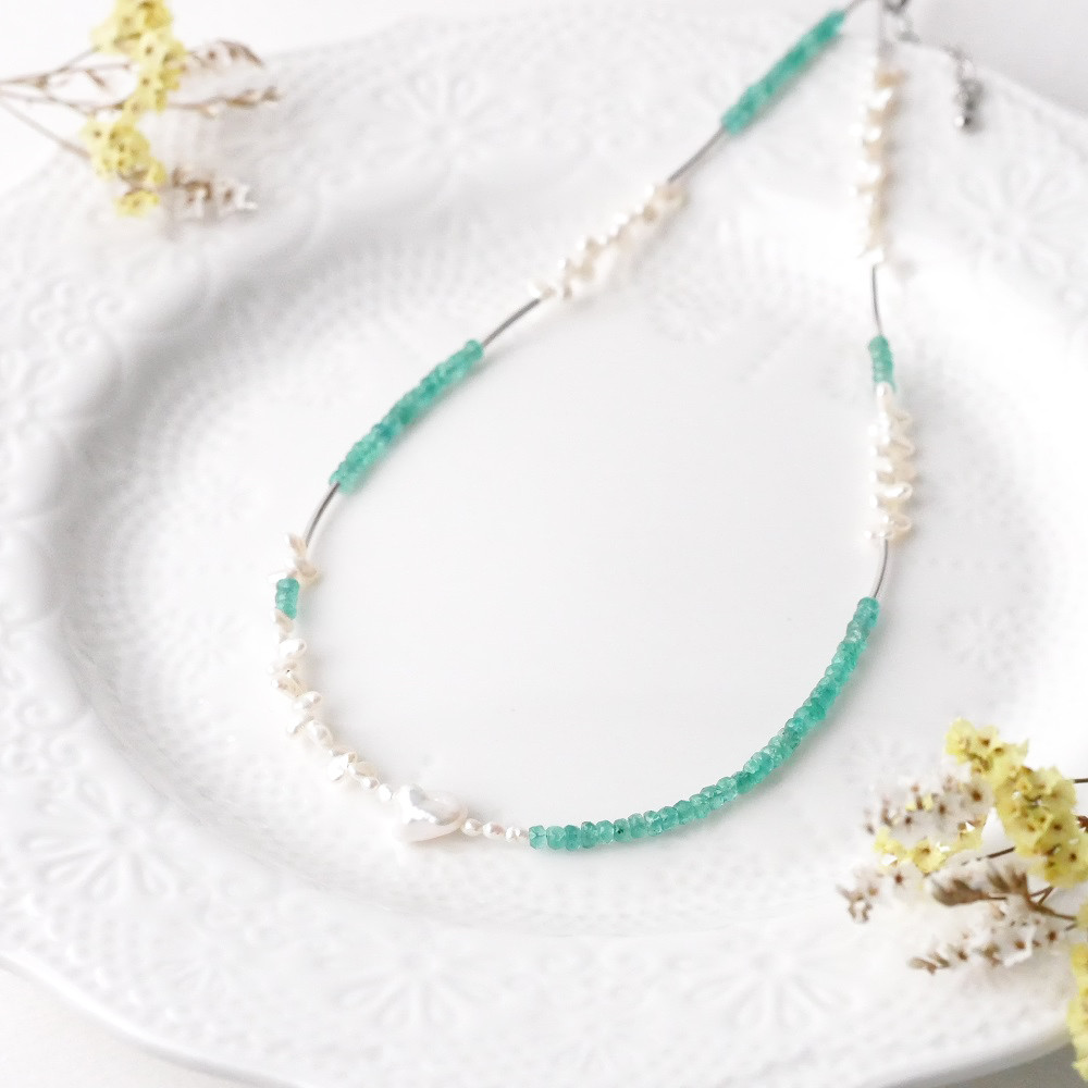 エメラルド　淡水真珠　シルバーネックレス