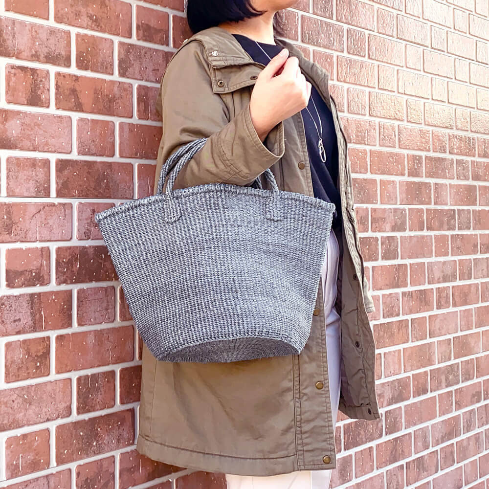 ケニアの手織りカゴバック｜天然素材のサイザルバッグ。マルシェバッグやお散歩ハンドバッグに［Mサイズ ベーシック グレー］