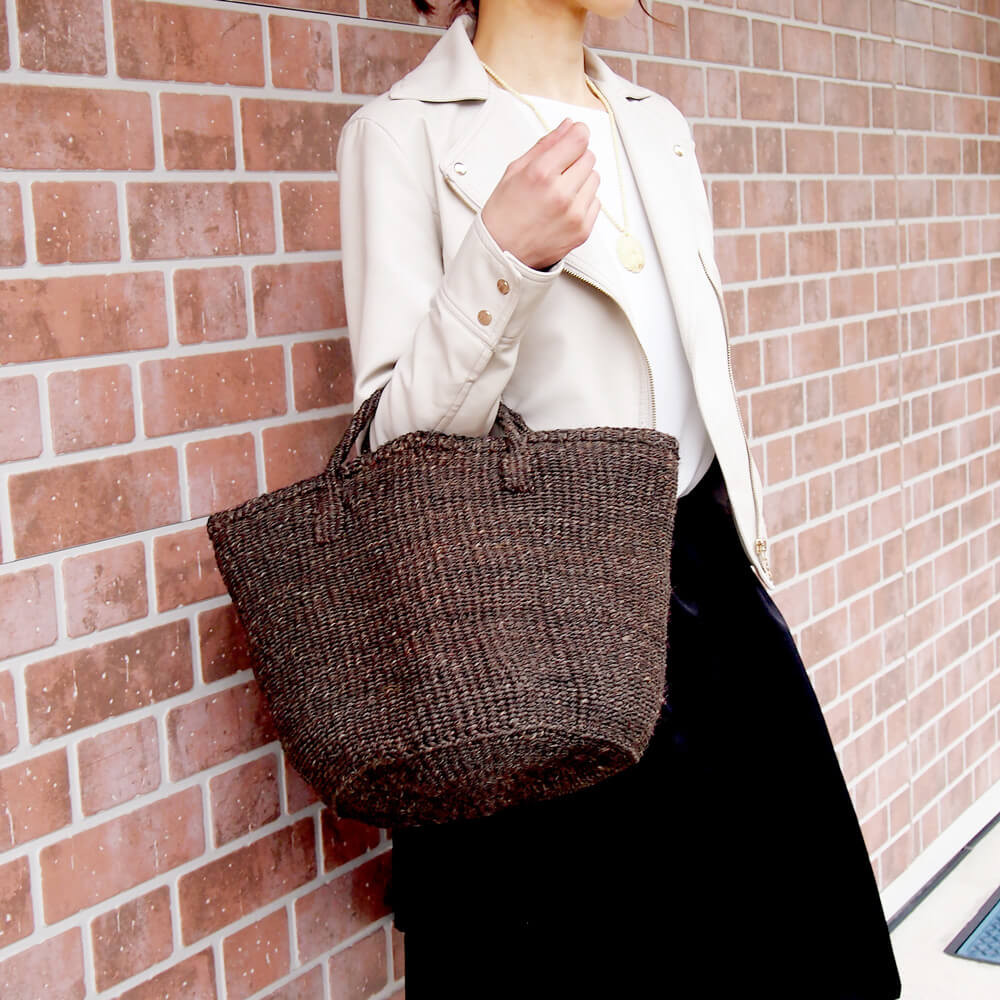 ケニアの手織りカゴバッグ｜自然素材のサイザルバッグ。買い物やピクニックの手提げに［Mサイズ ベーシック ダークブラウン］