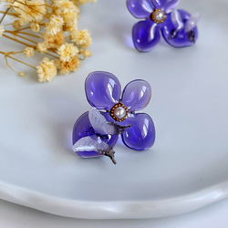 【新作注文製作】大人の素敵な紫色紫陽花と立体の蝶々ピアス　イヤリング UVレジンアレルギー対応ウェディング母の日 3枚目の画像