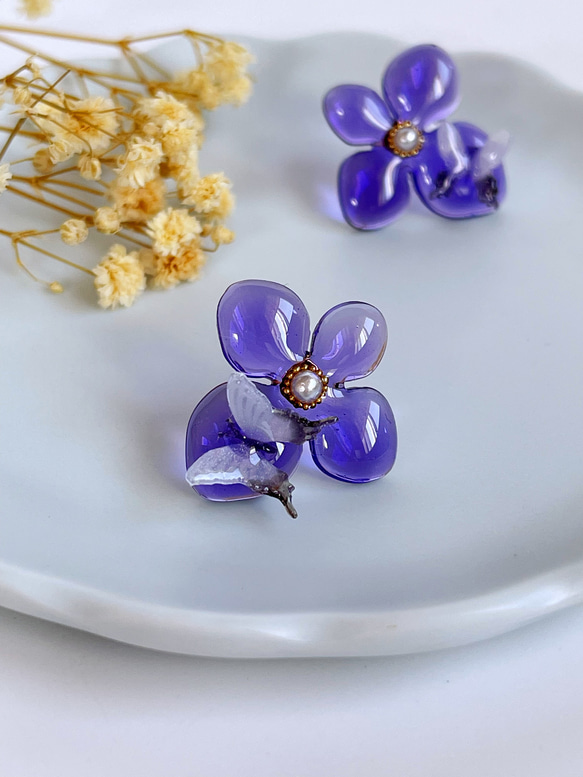 【新作注文製作】大人の素敵な紫色紫陽花と立体の蝶々ピアス　イヤリング UVレジンアレルギー対応ウェディング母の日 3枚目の画像