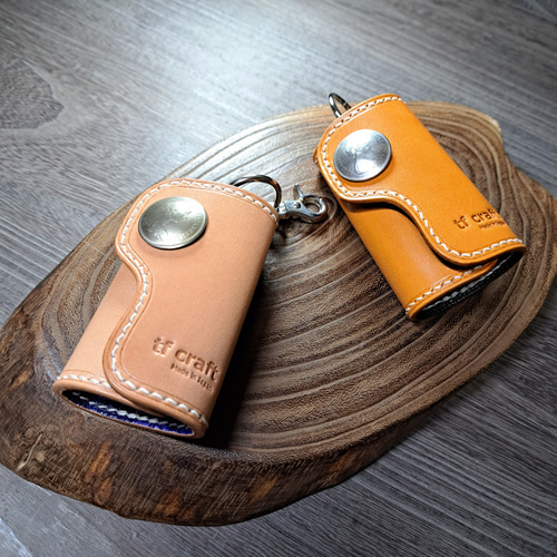 栃木レザーのスマートキーケース コンチョ付き 生成り/キャメル ◇本革