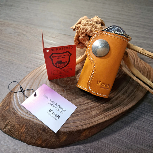 栃木レザーのスマートキーケース コンチョ付き 生成り/キャメル ◇本革