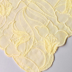 草木染刺繍ハンカチ　ユリ（ミモザイエロー） 2枚目の画像