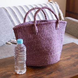 ケニアの手織りカゴバック｜天然素材のサイザルバッグ。買い物やピクニックの手提げに［Mサイズ ベーシック ライトパープル］ 5枚目の画像