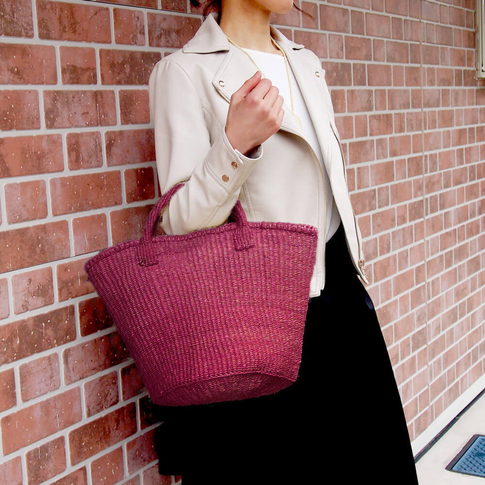 ケニアの手織りカゴバッグ｜自然素材のサイザルバッグ。ピクニックや買い物手提げかご［Mサイズ ベーシック ワインパープル］