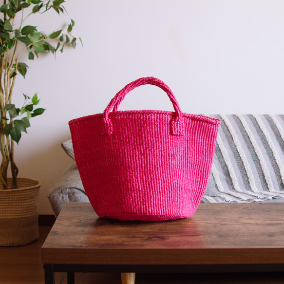 ケニアの手織りカゴバック｜自然素材のサイザルバッグ。お散歩ハンドバッグやマルシェバックに［Mサイズ ベーシック ピンク］ 2枚目の画像
