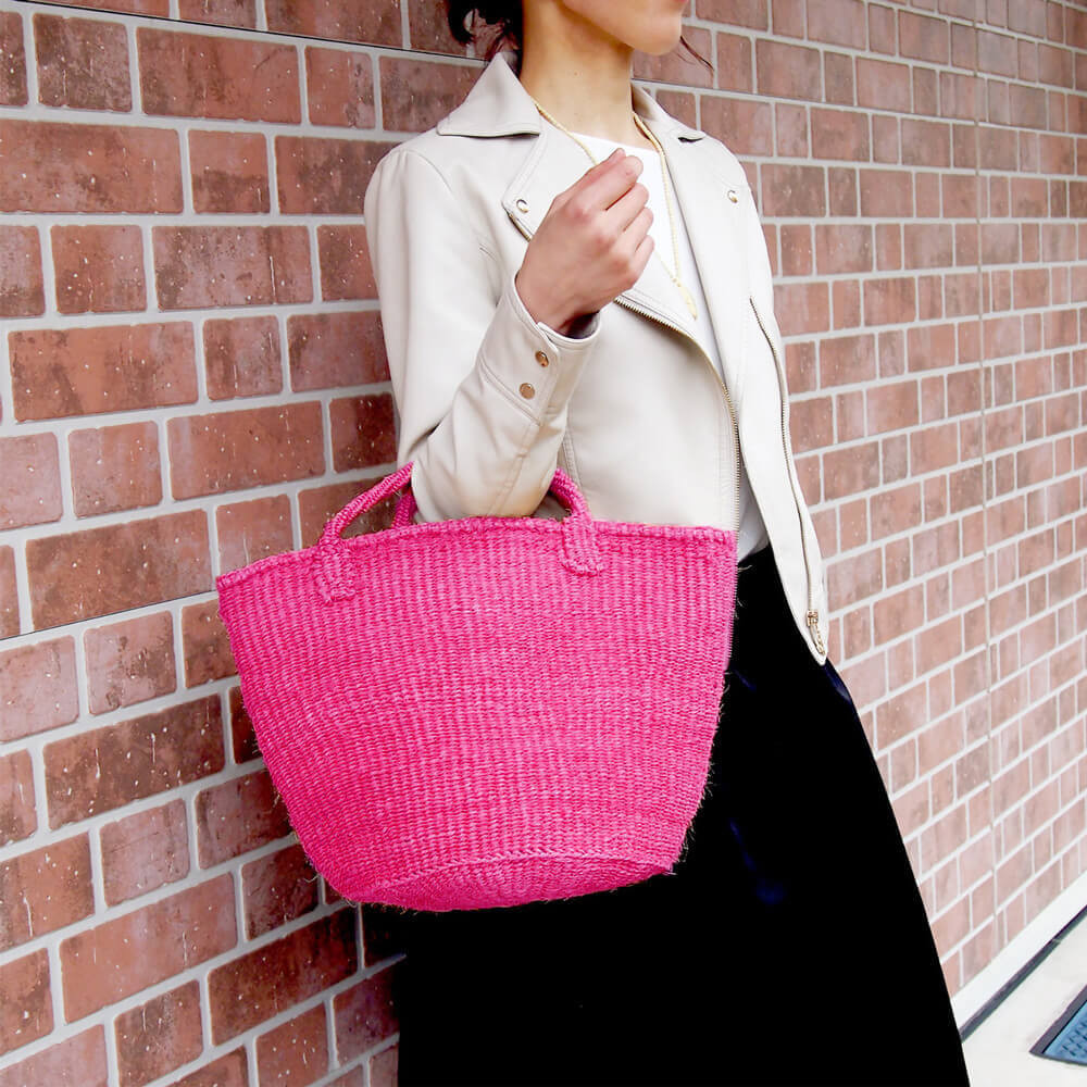 ケニアの手織りカゴバック｜自然素材のサイザルバッグ。お散歩ハンドバッグやマルシェバックに［Mサイズ ベーシック ピンク］