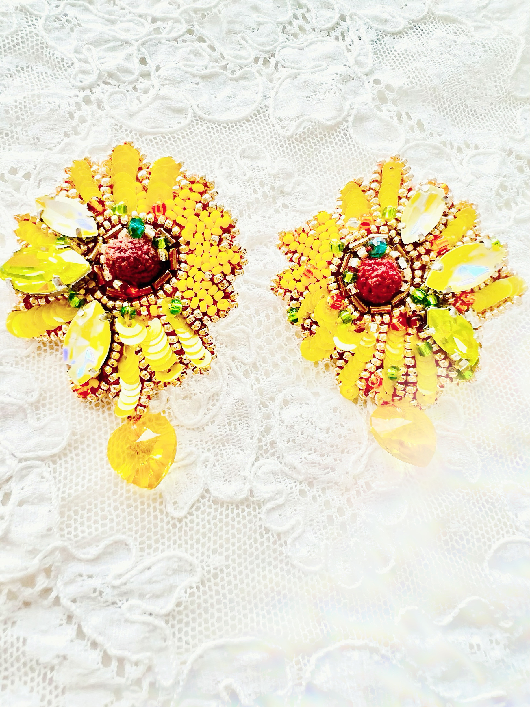 【両耳ピアス】soleil 花うらない　ビーズ刺繍ピアスhappy yellow flower サージカルステンレス金具