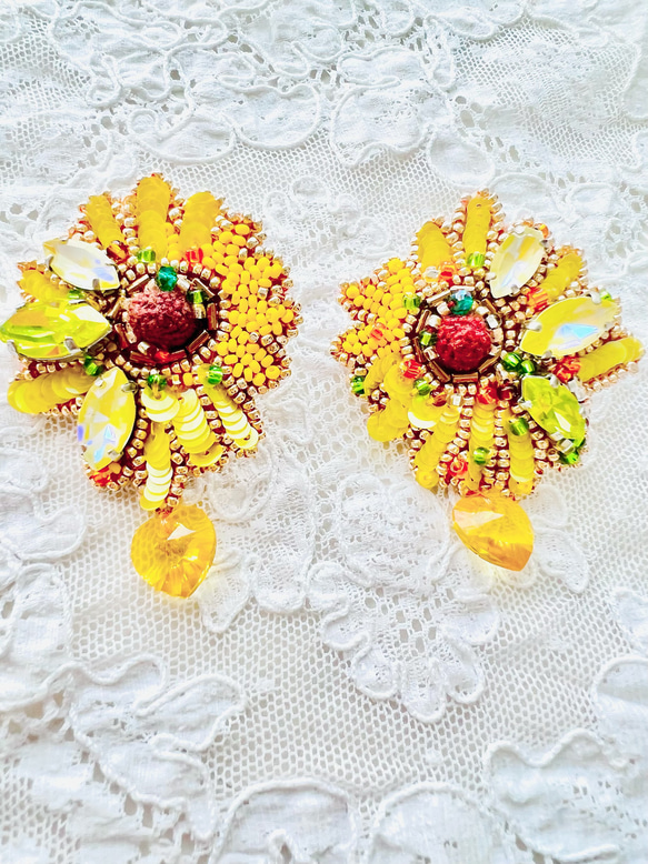 【両耳ピアス】soleil 花うらない　ビーズ刺繍ピアスhappy yellow flower サージカルステンレス金具 6枚目の画像