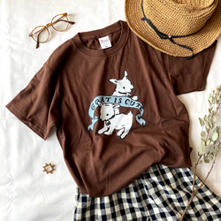 【５月中旬発送】Goat is cute Tシャツ（チョコ）｜子やぎは可愛い〔動物シリーズ〕 1枚目の画像